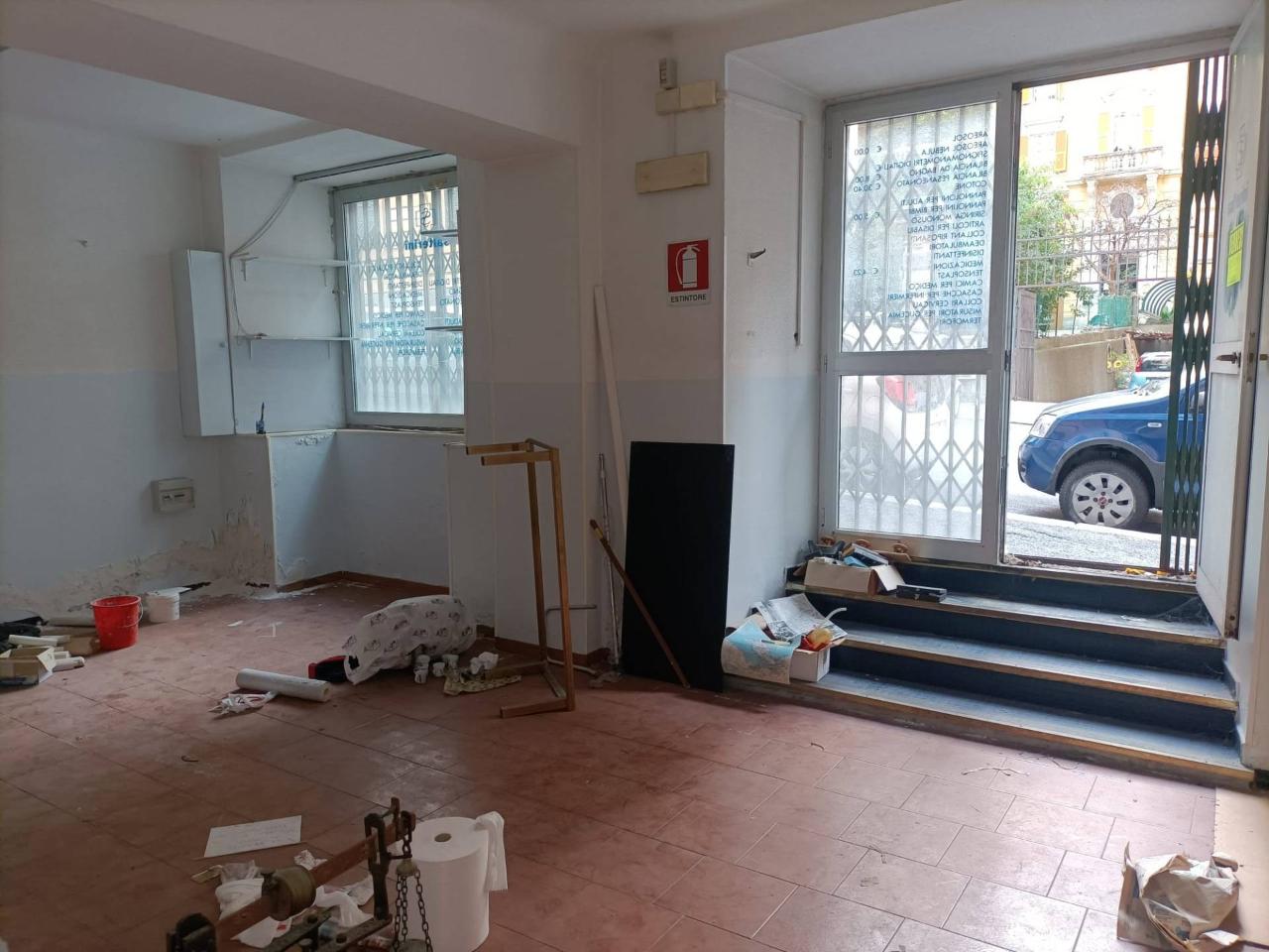 Officina in Piazza Corvetto, Genova, {3} - Foto 2