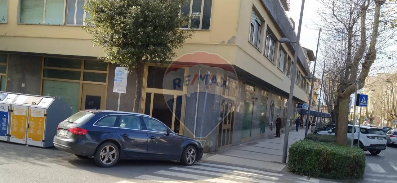 Negozio in Viale Guglielmo Marconi 20, Cecina - Foto 1