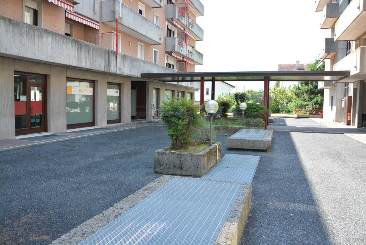 Palazzina commerciale in Via Divisione Juli 18-19, Manzano, {3} - Foto 2