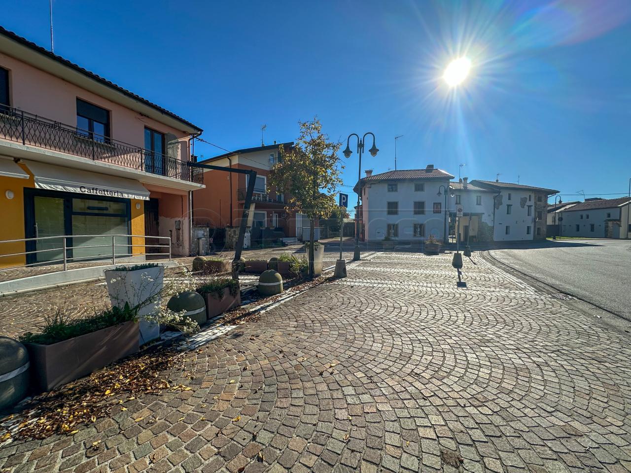 Palazzina commerciale in Piazza San Valentino 10, Mortegliano, {3} - Foto 2