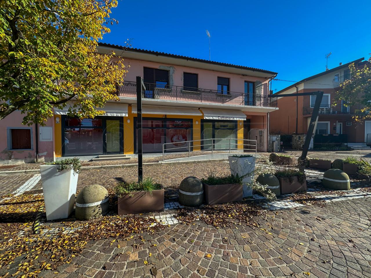 Palazzina commerciale in Piazza San Valentino 10, Mortegliano, {3} - Foto 1