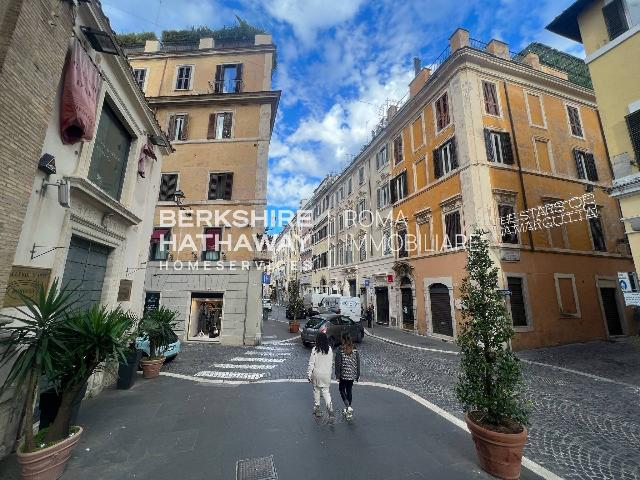 Shop in Piazza di Spagna, Roma - Photo 1