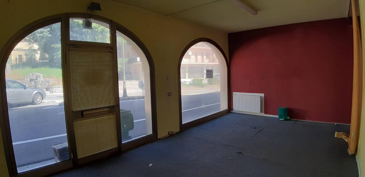 Negozio in Piazza Gregorio Nardi 16, Farra di Soligo - Foto 1