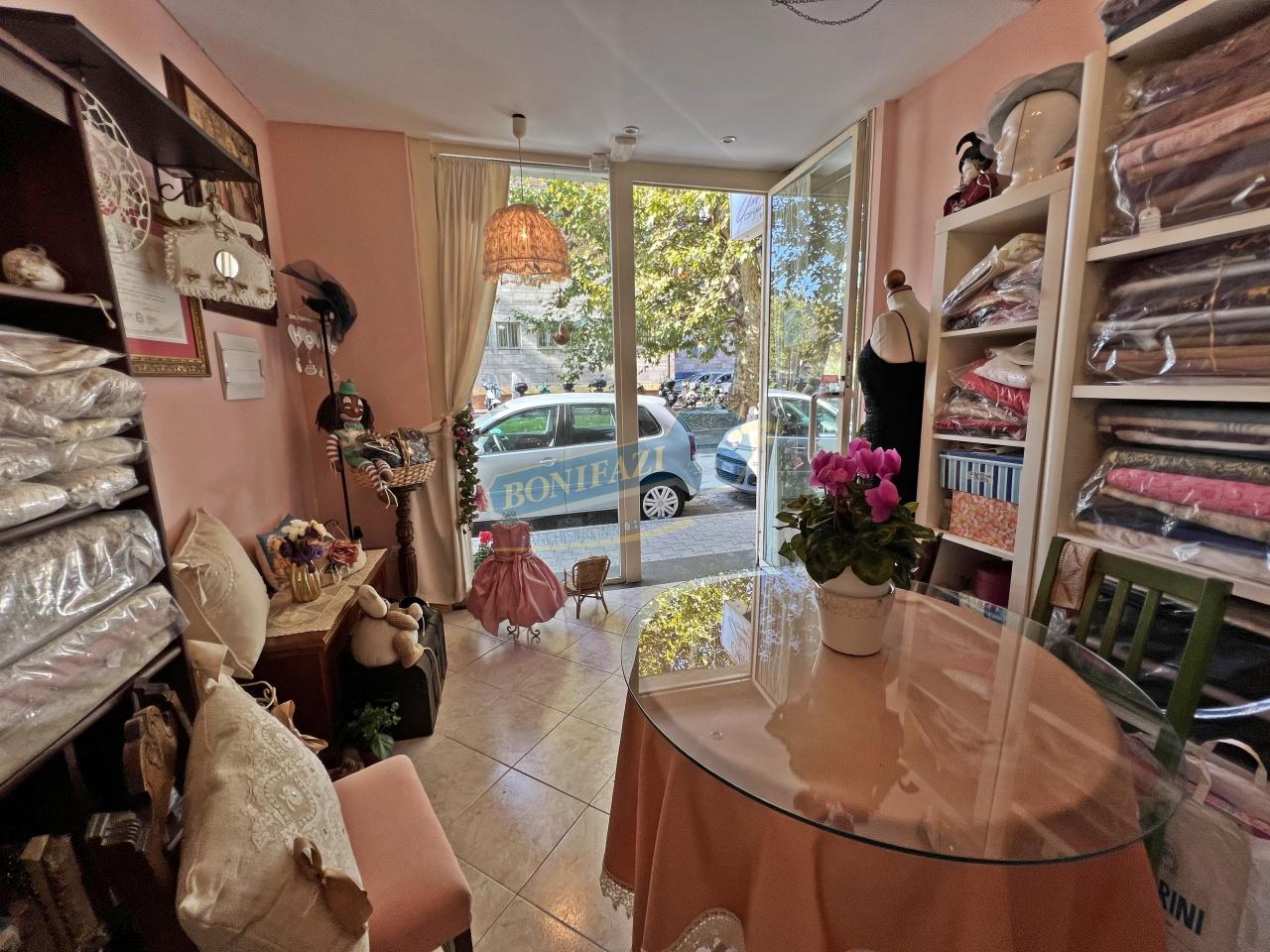 Palazzina commerciale in Via Antonio Fratti 52, Viareggio, {3} - Foto 2