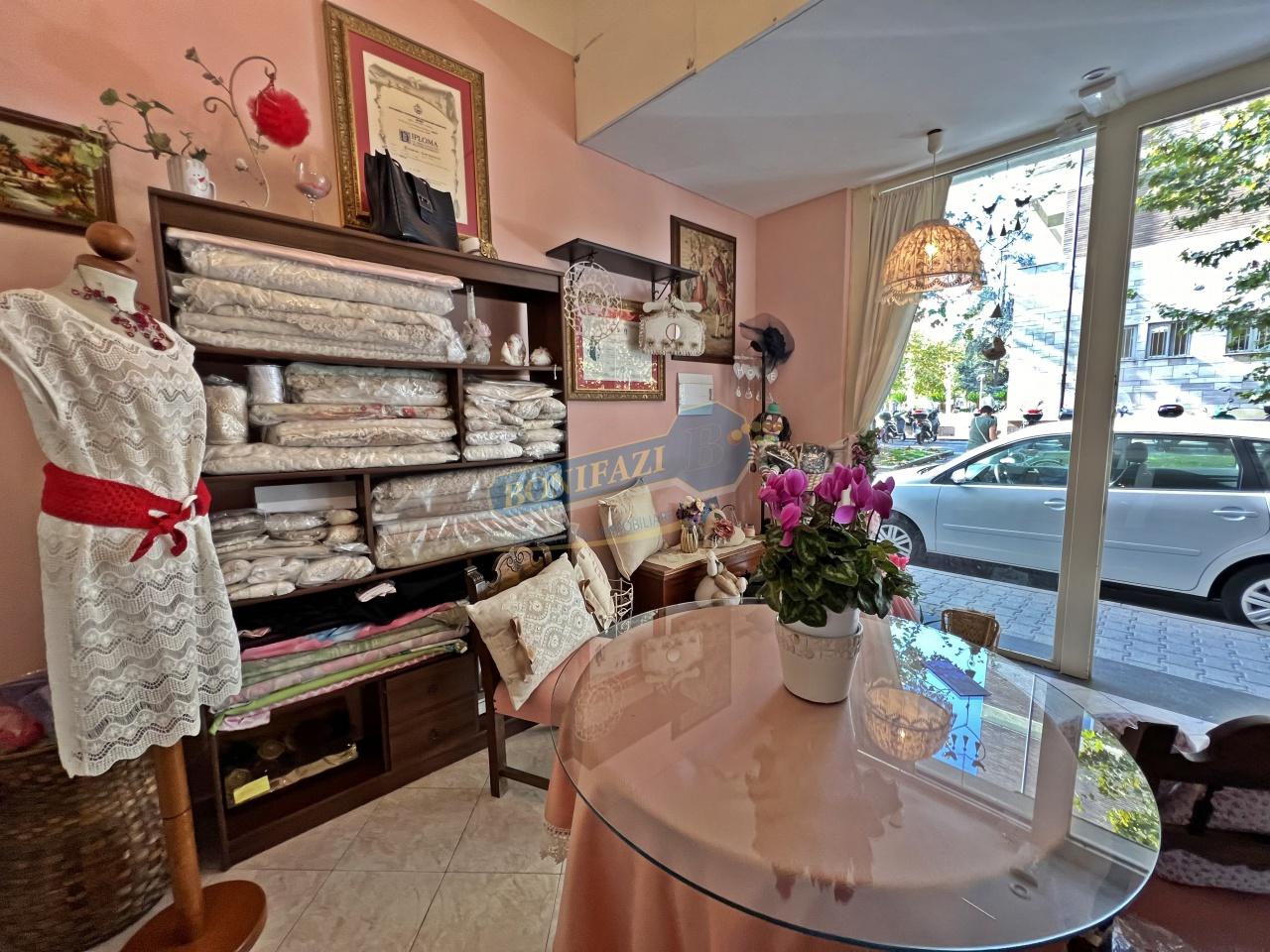 Palazzina commerciale in Via Antonio Fratti 52, Viareggio, {3} - Foto 1