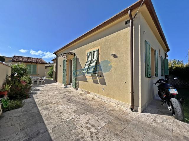 Villa in Via S.Luigi Gonzaga 7, Viareggio - Foto 1