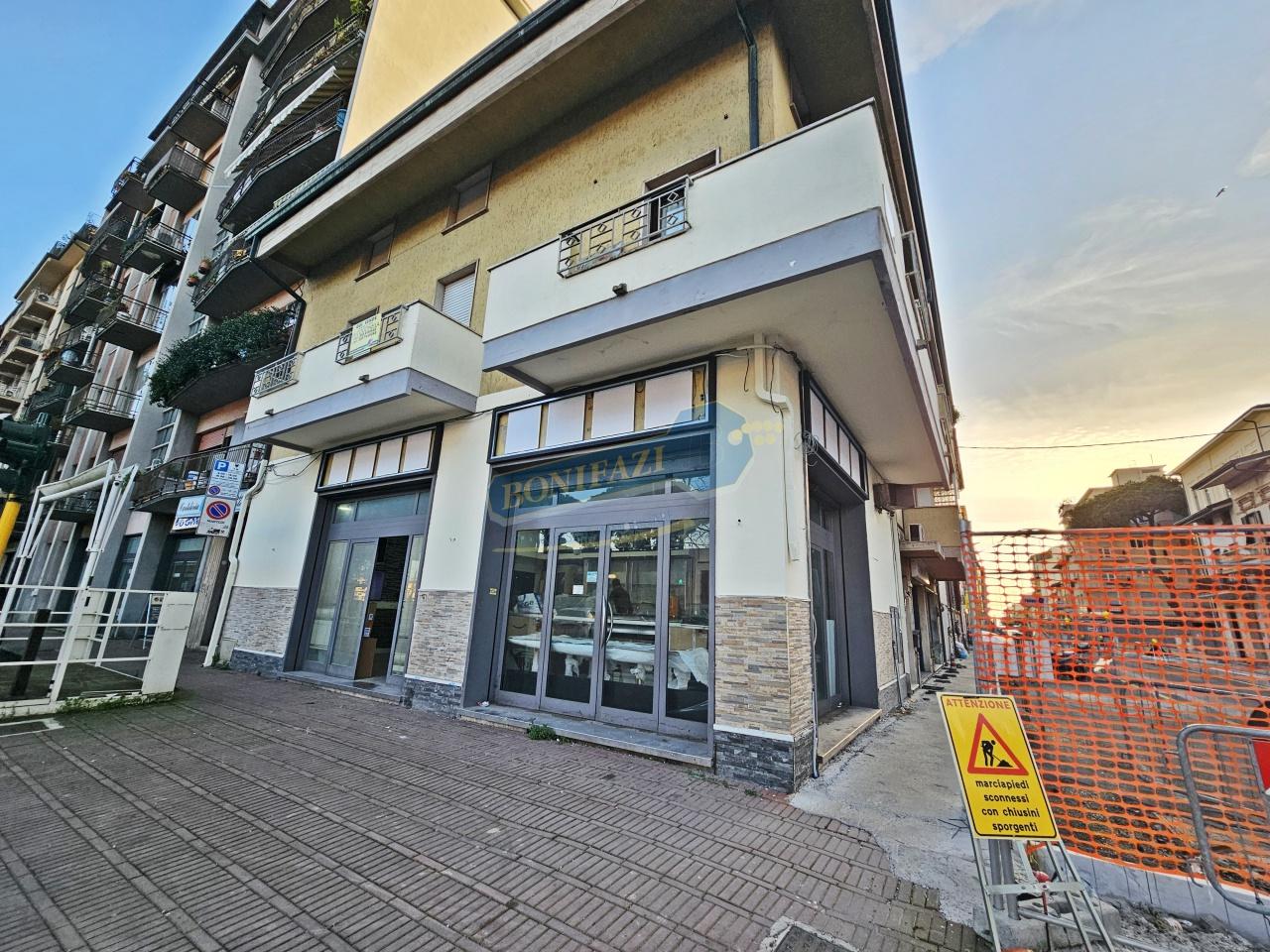 Palazzina commerciale in Via Giuseppe Mazzini , Viareggio, {3} - Foto 2