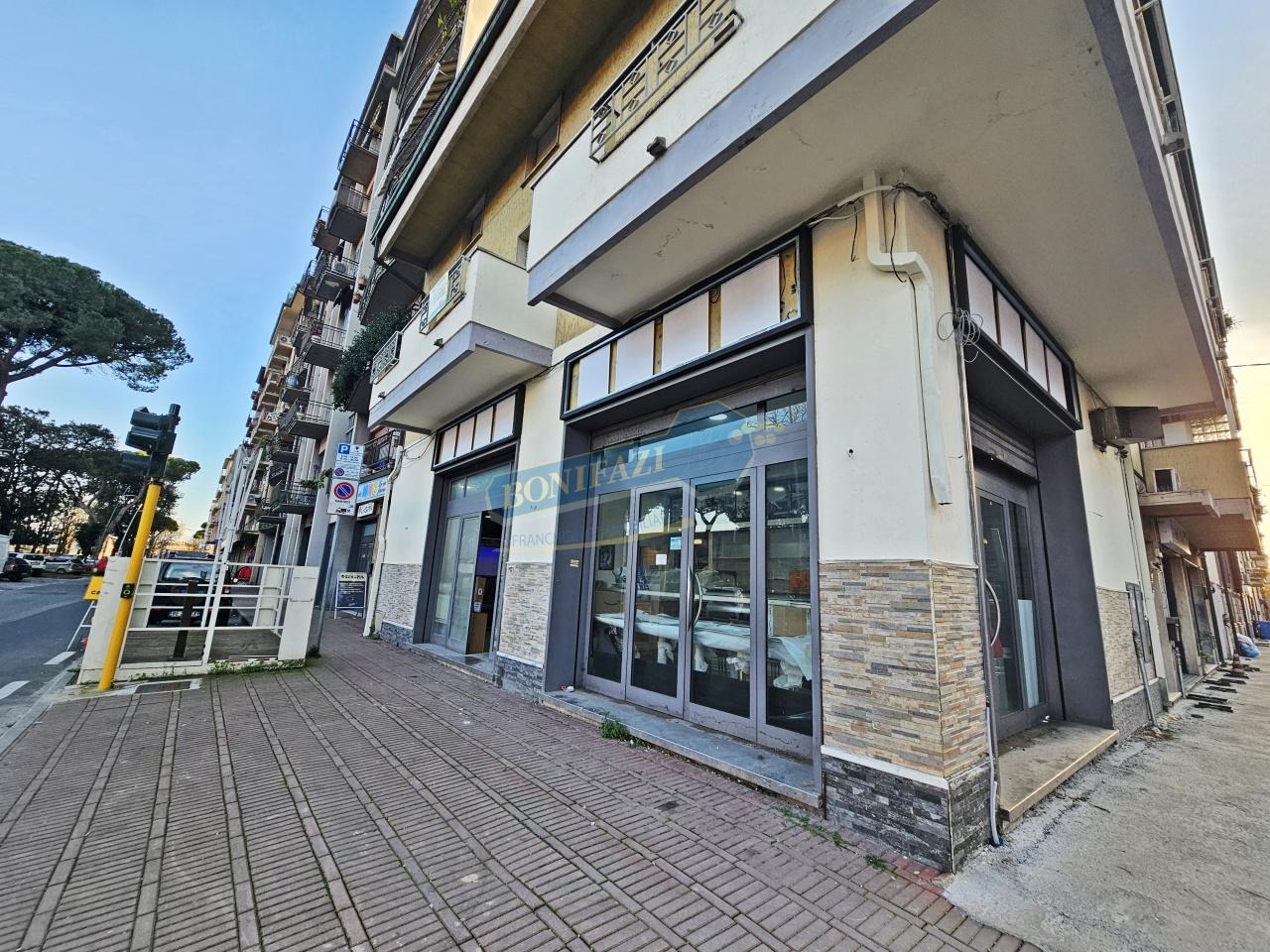 Palazzina commerciale in Via Giuseppe Mazzini , Viareggio, {3} - Foto 1