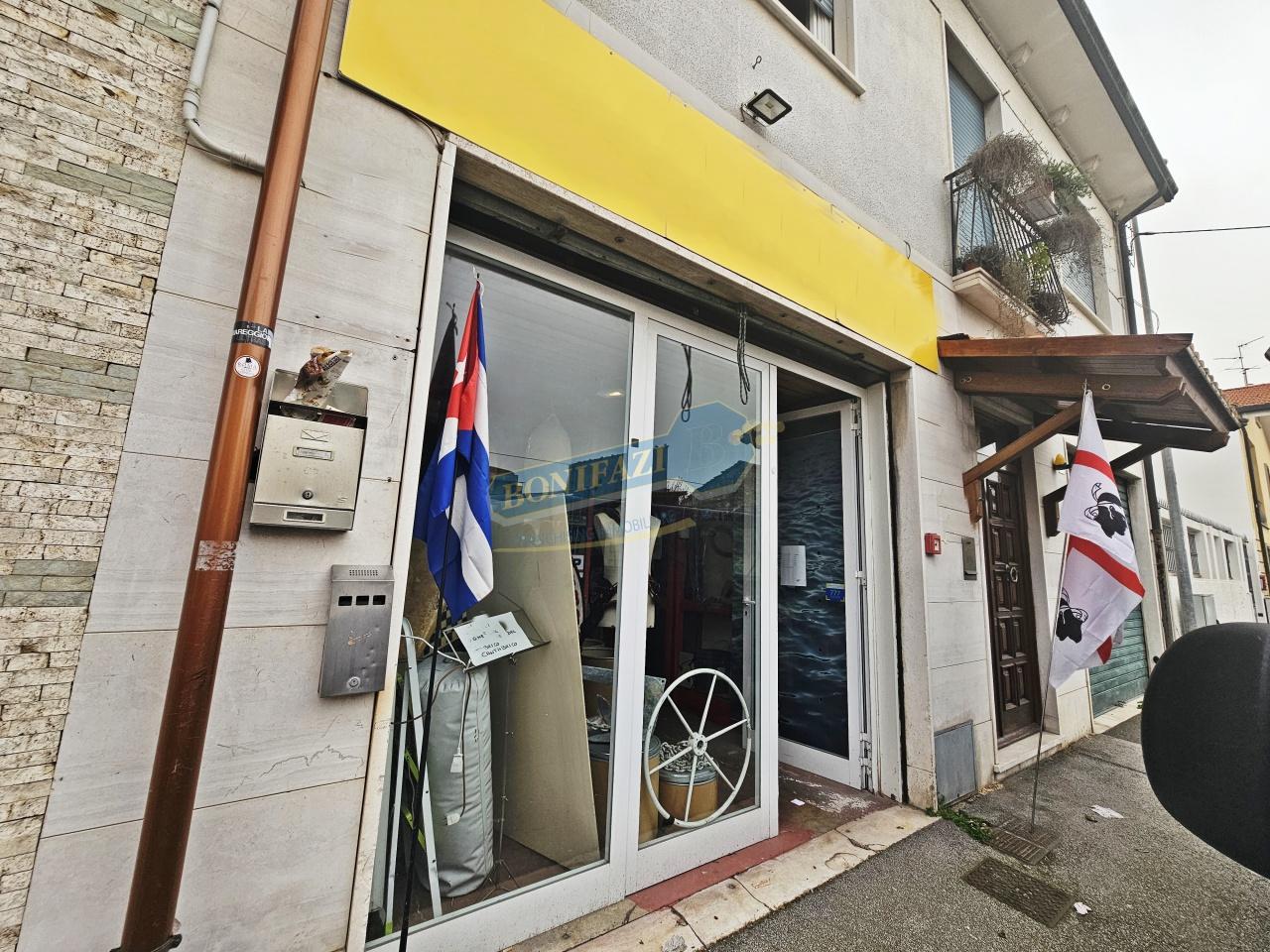 Palazzina commerciale in Via Paolo Savi, Viareggio, {3} - Foto 1