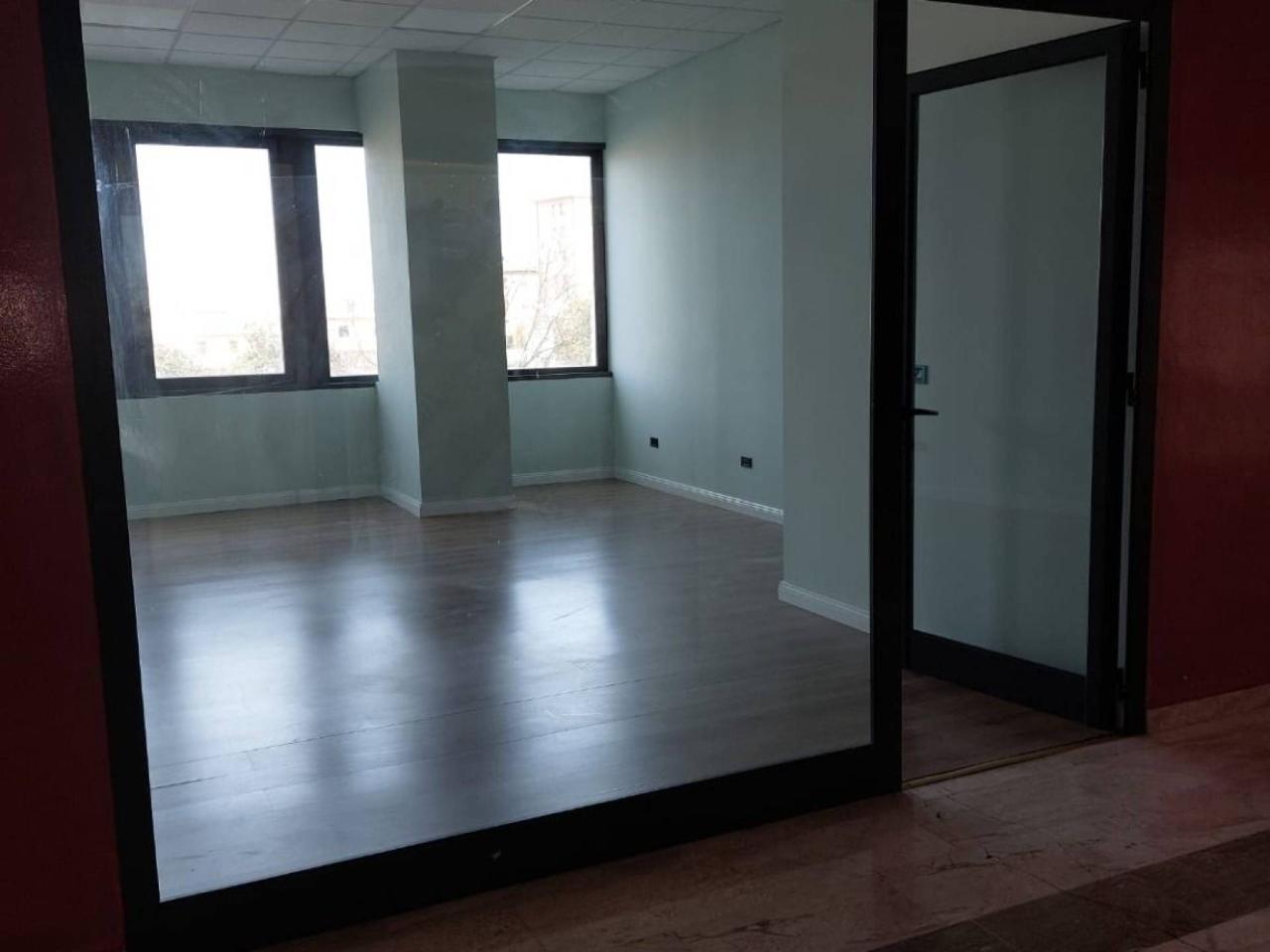 Negozio in Via Calabria, Tempio Pausania, {3} - Foto 1