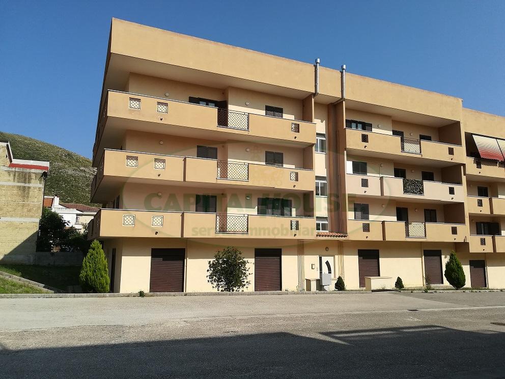 Locale commerciale in Via Diaz, Bellona - Foto 1