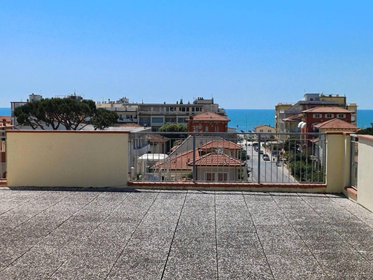 Palazzina commerciale in Via Giosuè Carducci, Camaiore, {3} - Foto 1