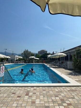 Negozio in Viale Alfredo Belluomini, Viareggio, {3} - Foto 1