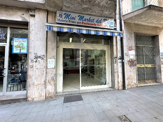 Negozio in Via Riccardo Misasi 172, Cosenza - Foto 1