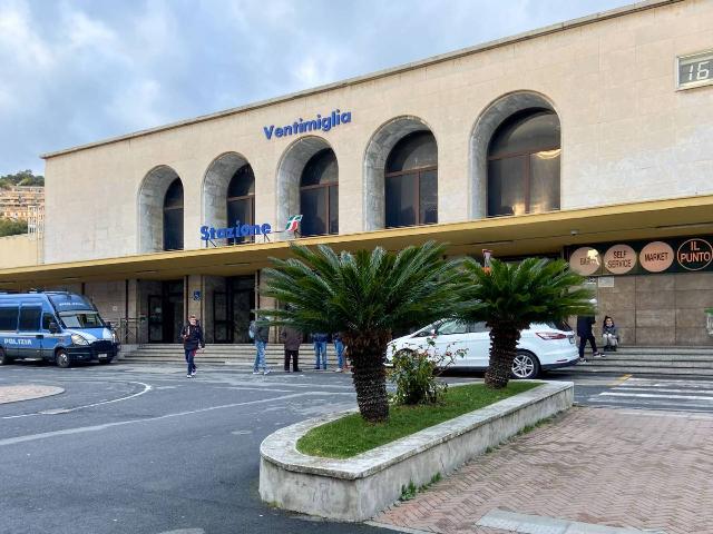 Negozio in Via della Stazione 10, Ventimiglia - Foto 1