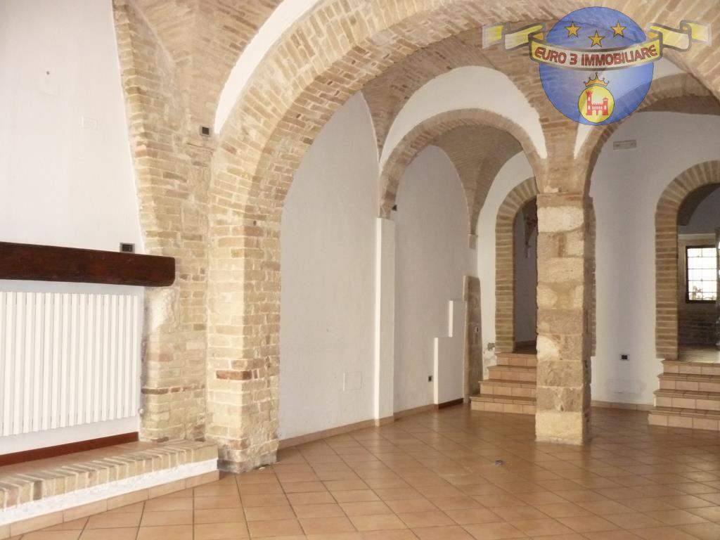 Locale commerciale in , Ascoli Piceno, {3} - Foto 2