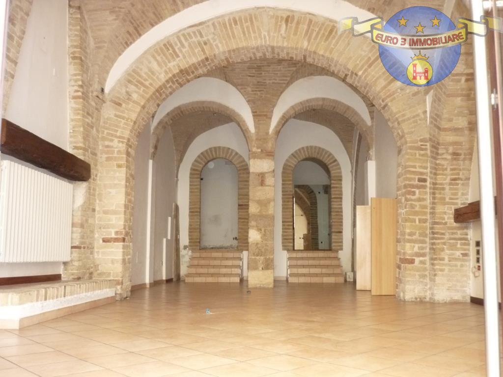 Locale commerciale in , Ascoli Piceno, {3} - Foto 1