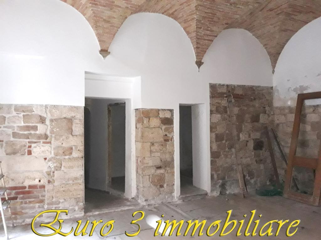Locale commerciale in , Ascoli Piceno, {3} - Foto 1
