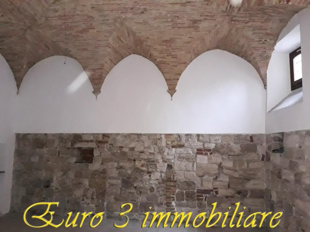 Locale commerciale in , Ascoli Piceno, {3} - Foto 2