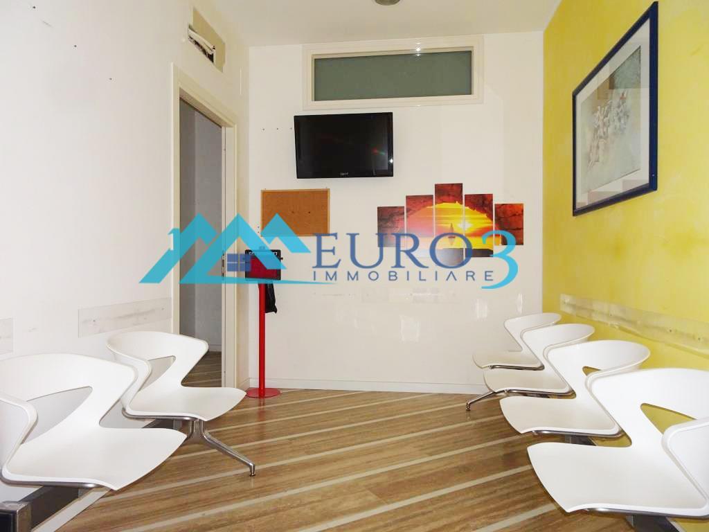 Locale commerciale in , Ascoli Piceno, {3} - Foto 1