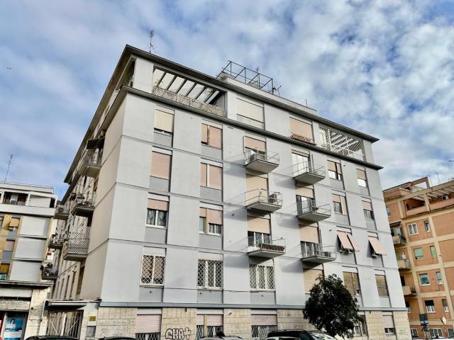 2-room flat in Via Paola Falconieri  110, Roma - Photo 1