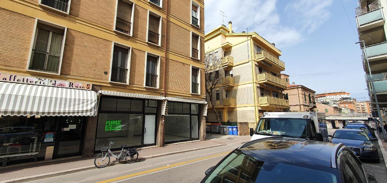 Negozio in Via Rossi , Pesaro, {3} - Foto 2