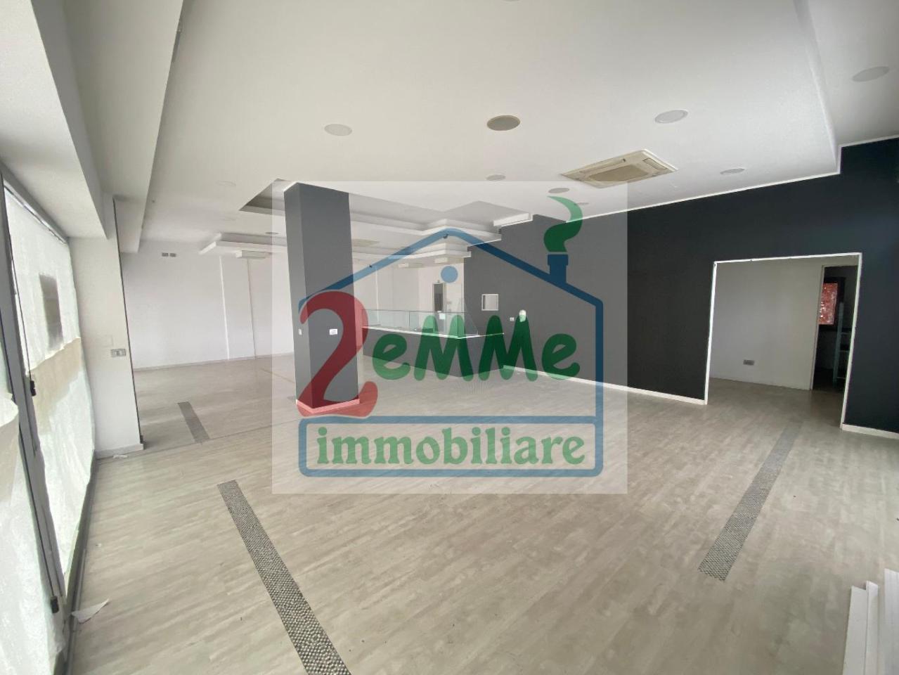 Locale commerciale in Via Salaria, Spinetoli, {3} - Foto 1