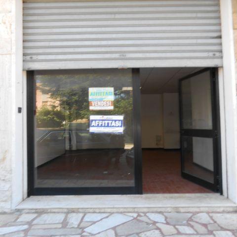 Esercizio commerciale in Via Palombare, 52, Ancona, {3} - Foto 1