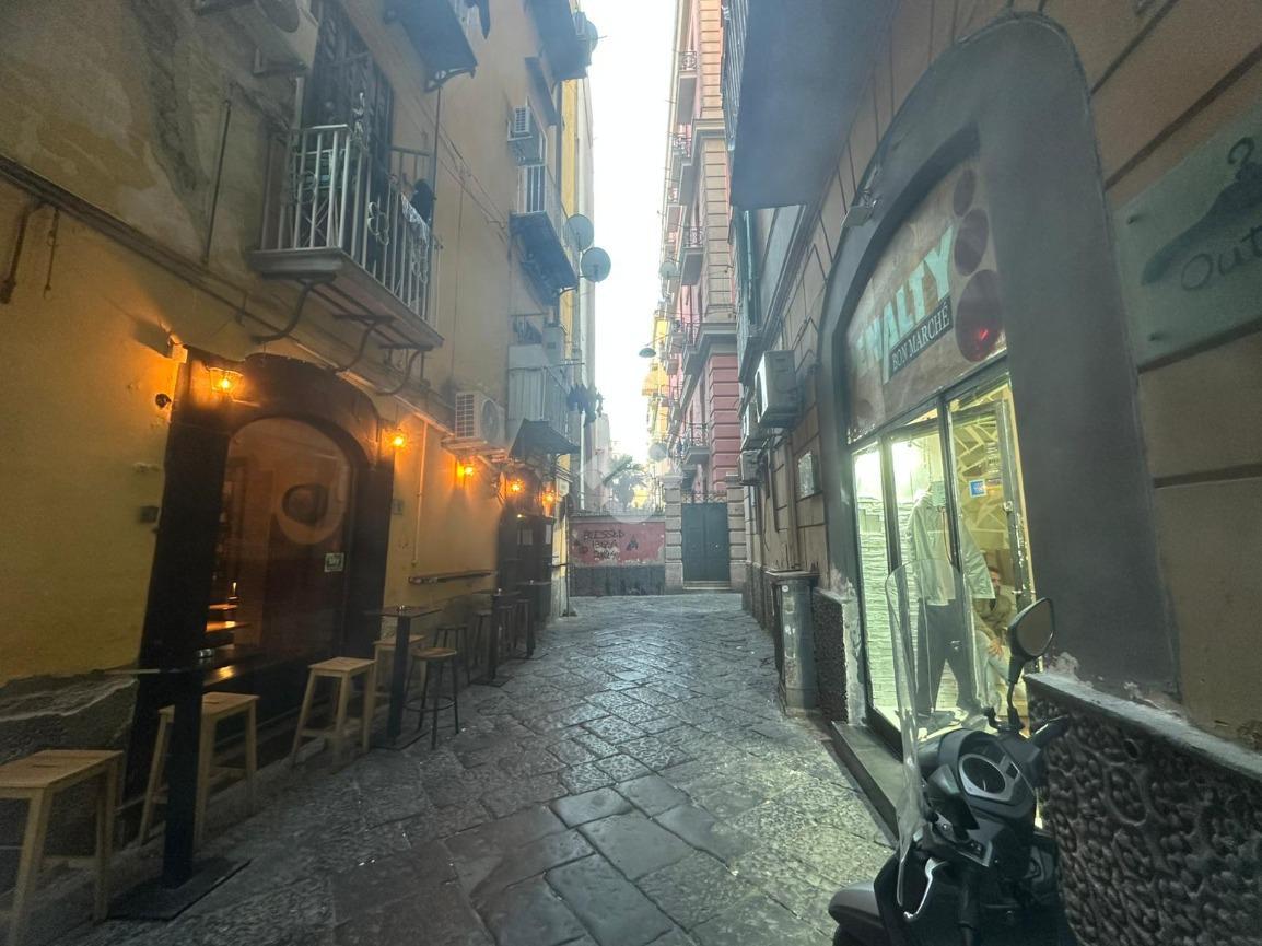 Negozio in Vicoletto Belledonne a Chiaia 12, Napoli, {3} - Foto 1