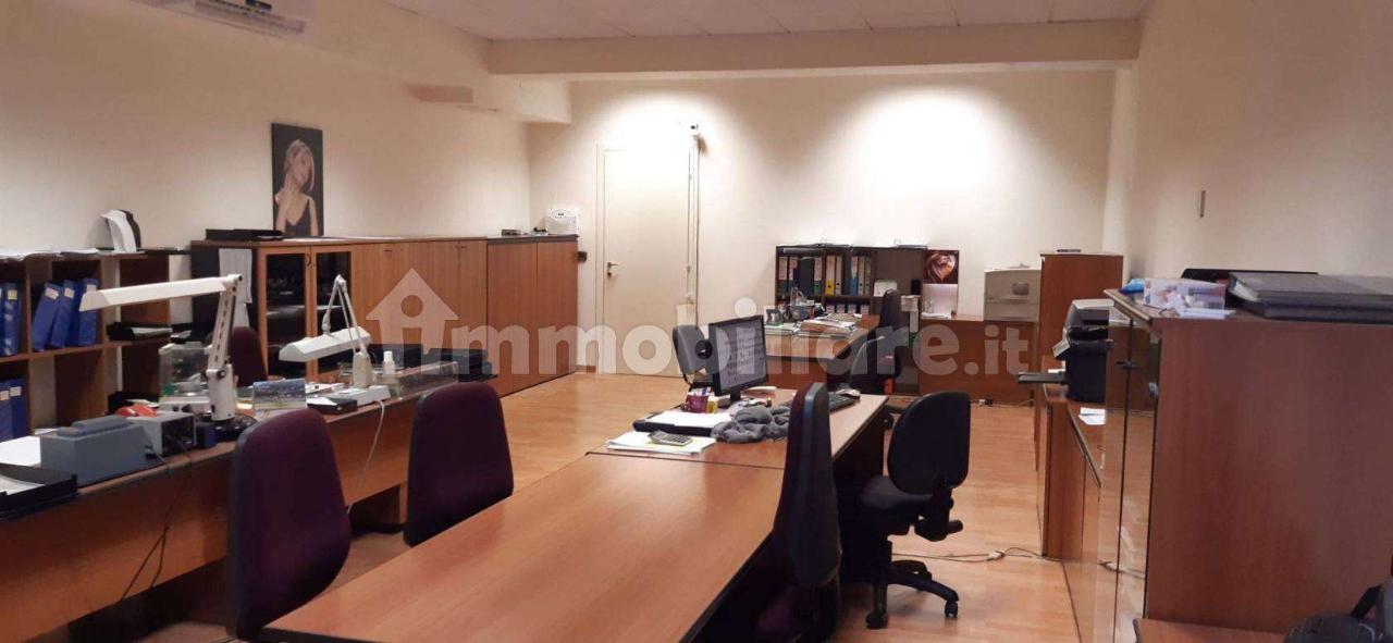 Palazzina commerciale in Via Delfini 22, Modena, {3} - Foto 1