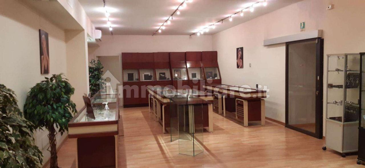 Palazzina commerciale in Via Delfini 22, Modena, {3} - Foto 2
