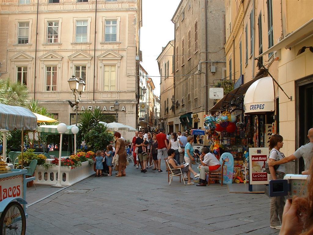 Locale commerciale in Via Vittorio Veneto, Alassio, {3} - Foto 1