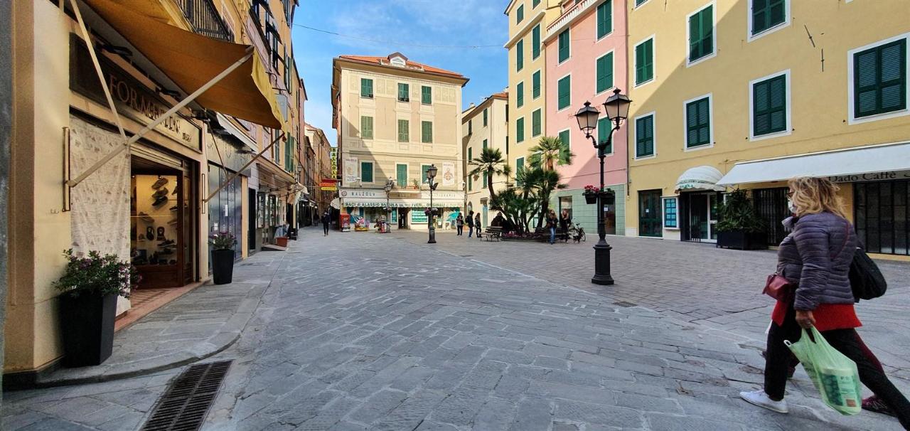 Locale commerciale in Via Vittorio Veneto, Alassio, {3} - Foto 1