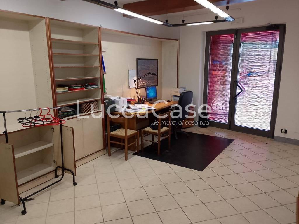 Locale commerciale in , Lucca, {3} - Foto 2