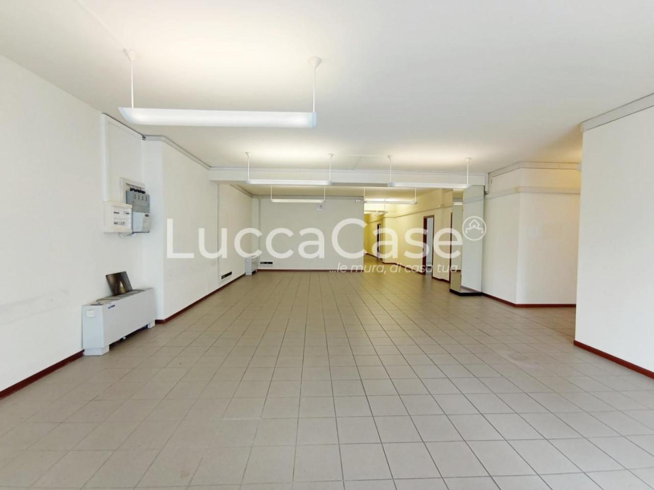Locale commerciale in , Lucca, {3} - Foto 1