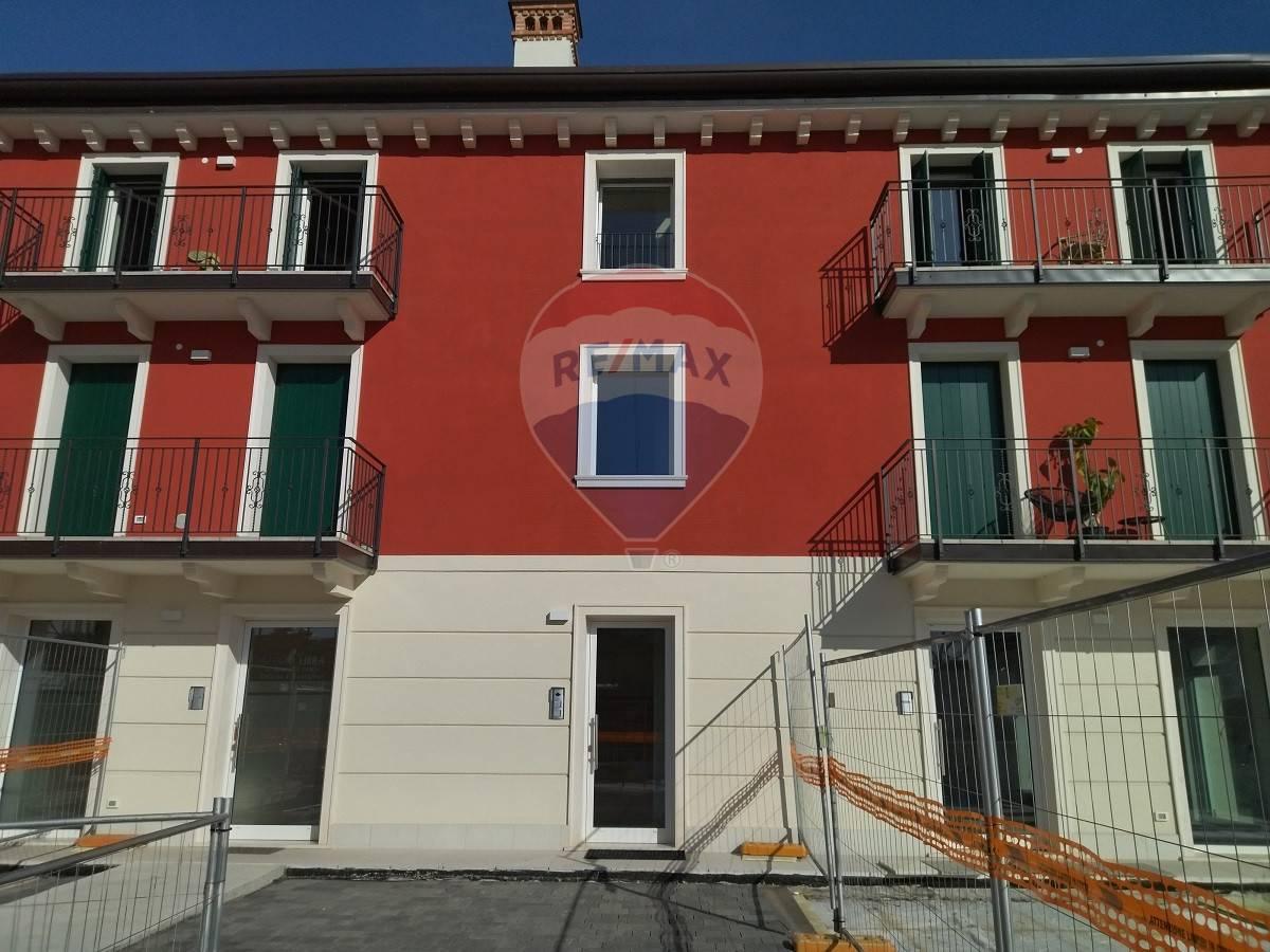 Negozio in Via Strada Statale 12 12, Buttapietra - Foto 1