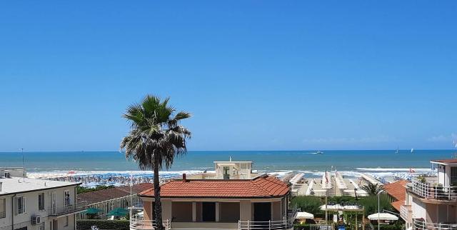 Casa indipendente in Viale Giosuè Carducci 75, Viareggio - Foto 1