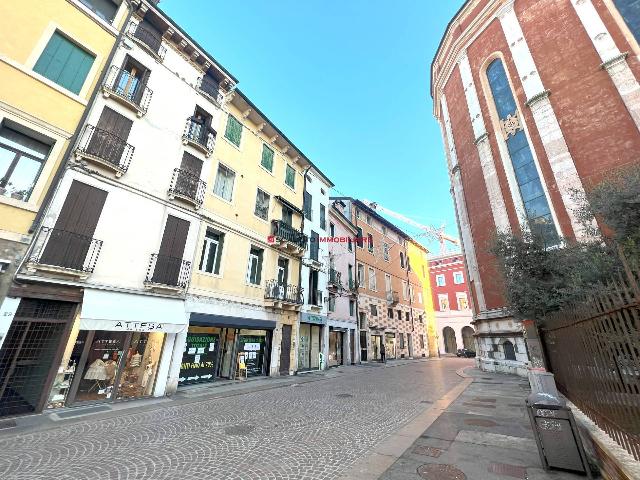 Negozio in Contra' Giuseppe Garibaldi 28, Vicenza - Foto 1