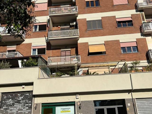 Negozio in Via Francesco Petrarca 27, Pomezia - Foto 1