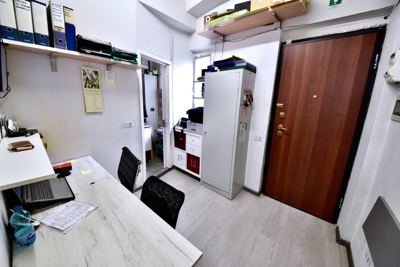 Locale commerciale in Via San Fruttuoso 13, Monza - Foto 1