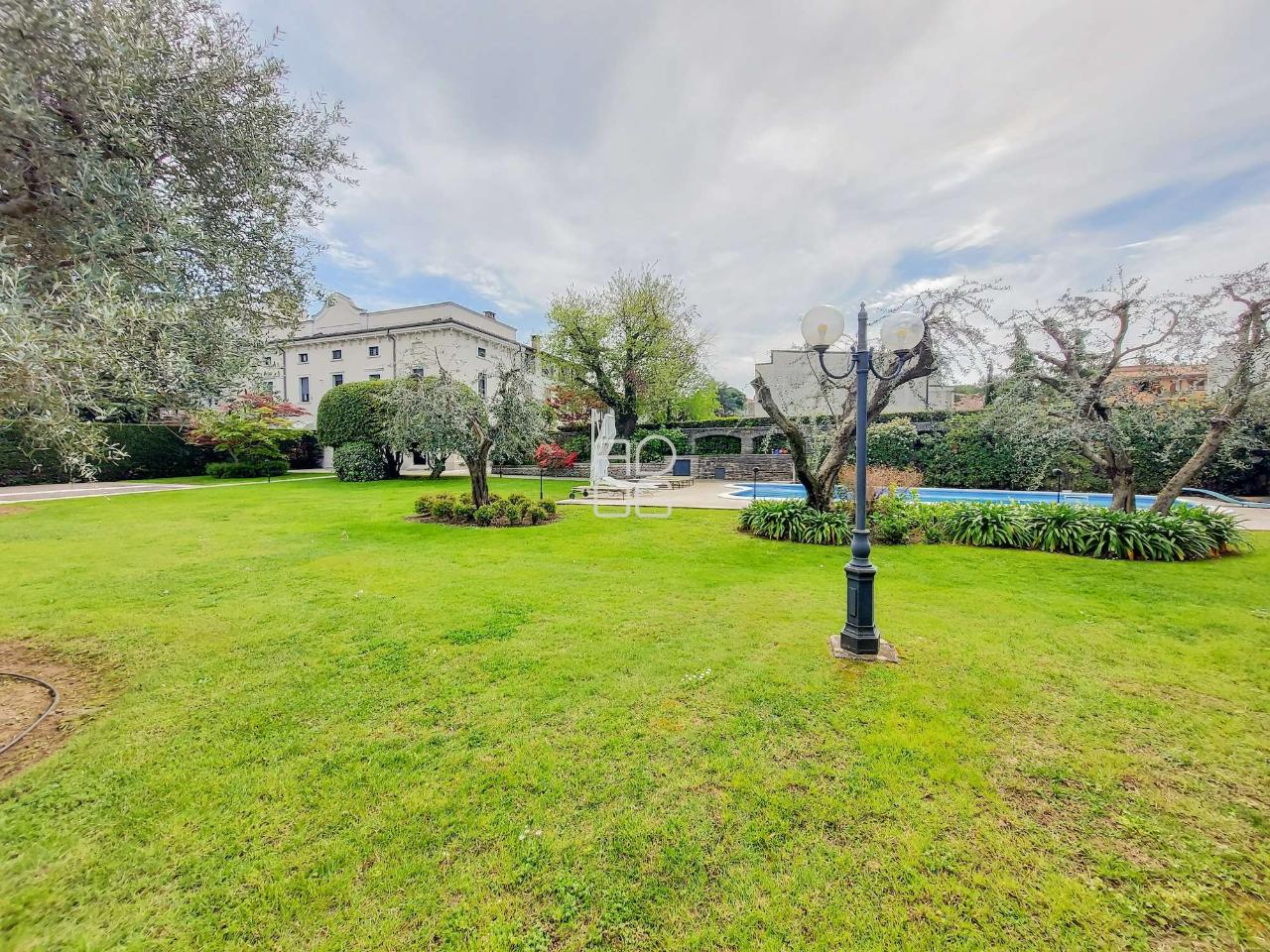 Villa bifamiliare in vendita a Desenzano Del Garda