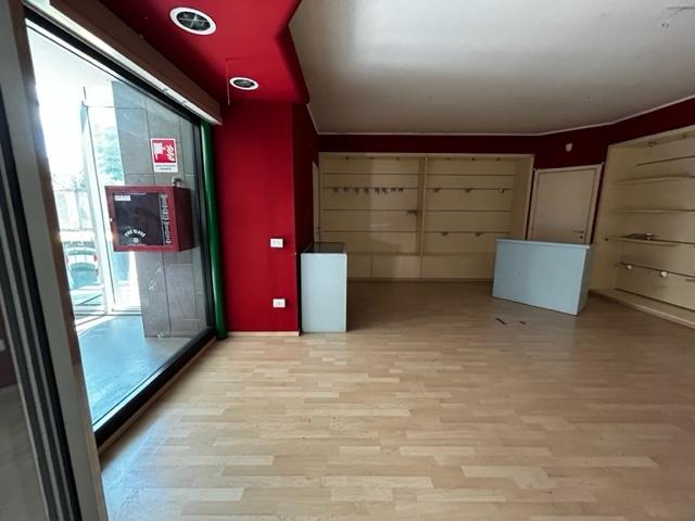Palazzina commerciale in Via Chiavellati 5, Foligno, {3} - Foto 2