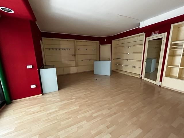 Palazzina commerciale in Via Chiavellati 5, Foligno, {3} - Foto 1