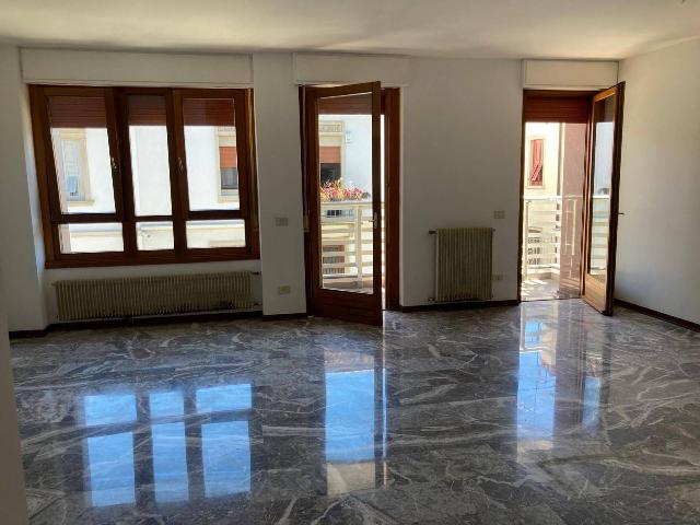 4-room flat in Piazzale Osoppo, Udine - Photo 1