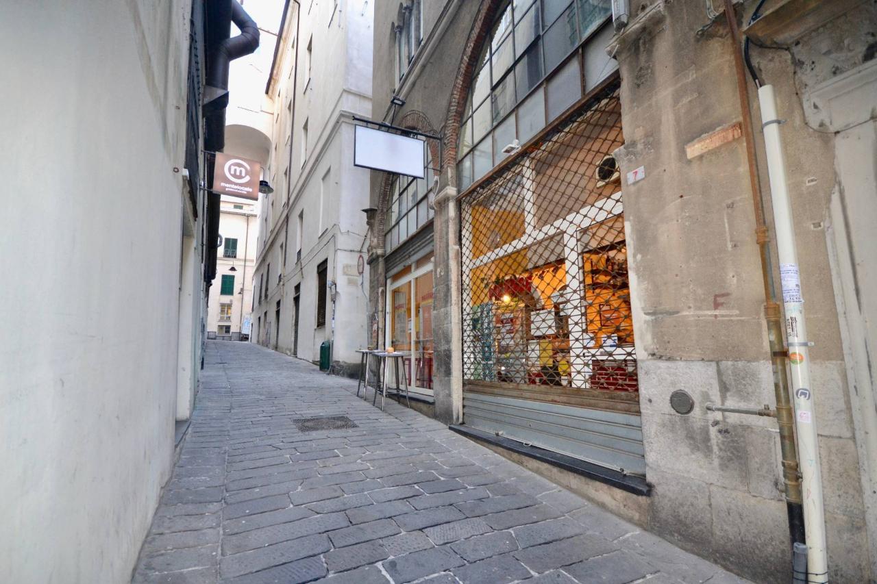 Esercizio commerciale in Salita dell'Arcivescovato, Genova, {3} - Foto 2