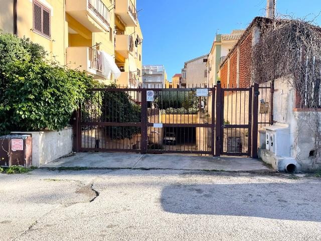 Garage or car box in Via Carmelo Giarrizzo, Palermo - Photo 1