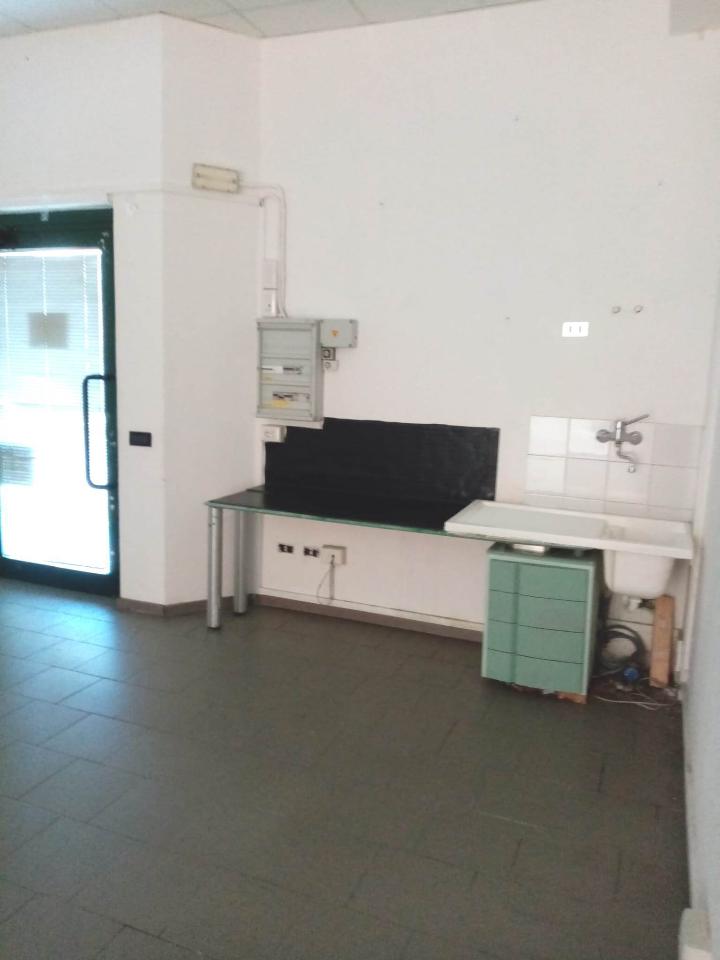 Negozio in Via John Fitzgerald Kennedy 22, Fiorenzuola D'Arda, {3} - Foto 2