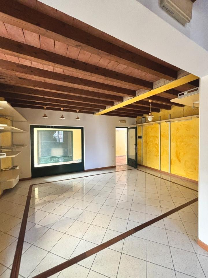 Abbigliamento in Via Nicelli 1, Lugagnano Val D'Arda, {3} - Foto 2
