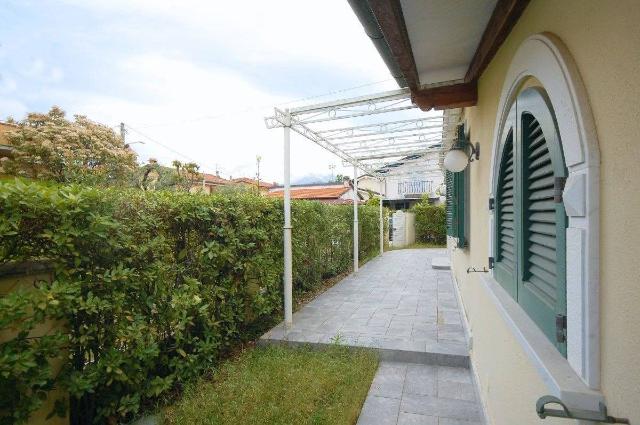 Detached house in Via Cristoforo Colombo, Pietrasanta - Photo 1