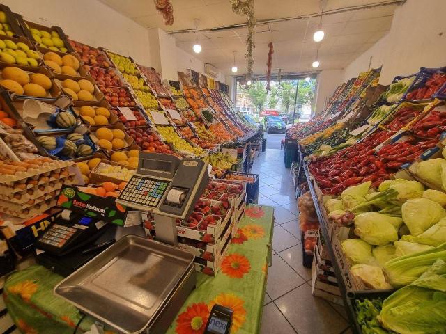 Shop in Piazza Risorgimento 34, Cremona - Photo 1